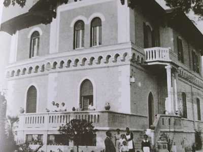 Su via Giulio Petroni si stagliava invece il Villino Laterza, di propriet� degli storici editori baresi. Situato ad angolo dell�odierna via Cancello Rotto, fu costruito nel 1910 su progetto del celebre architetto Cesare Augusto Corradini